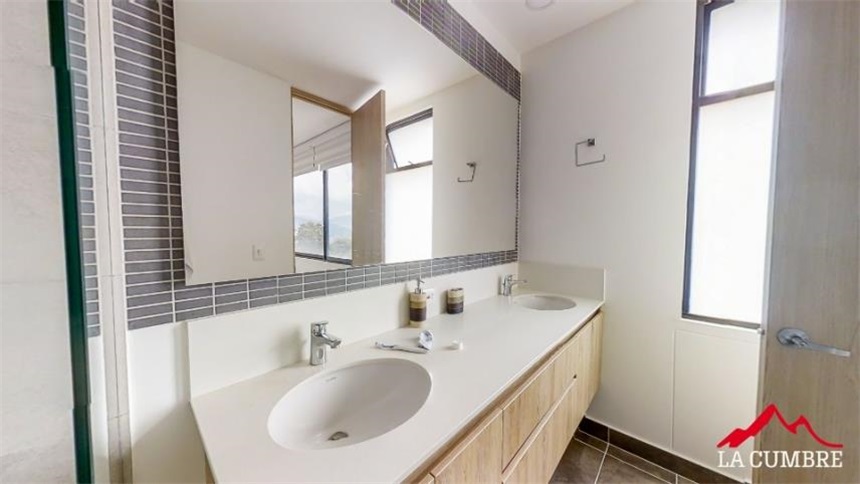 Casa de 3 alcobas en venta en Loma El Atravesado, Envigado, 287 m² · foto 8 de 10