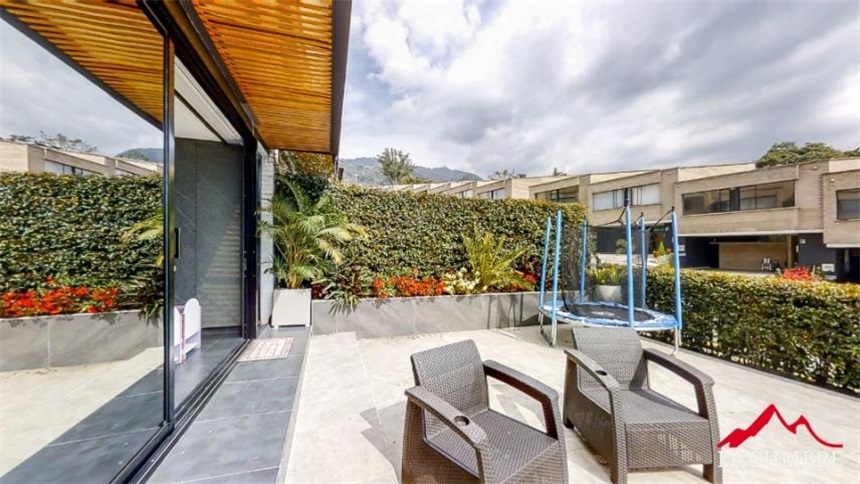 Casa de 3 alcobas en venta en Loma El Atravesado, Envigado, 287 m² · foto 2 de 10