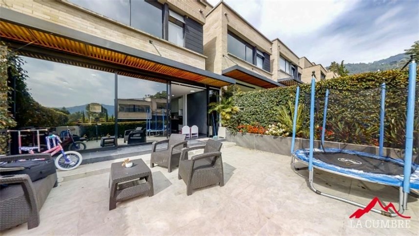 Casa de 3 alcobas en venta en Loma El Atravesado, Envigado, 287 m² · foto 3 de 10