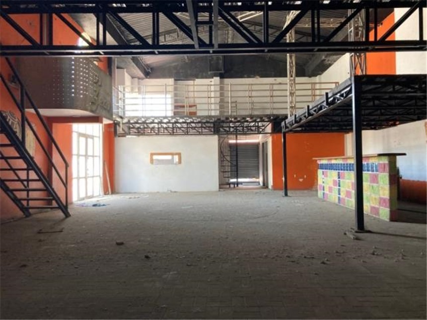 Local en Arriendo - Más