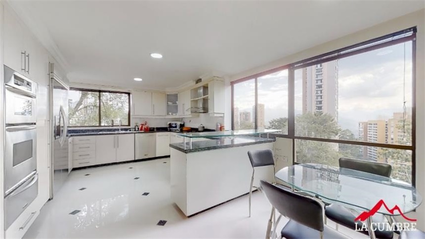 Apartamento de 4 alcobas en arriendo en Los Naranjos, Medellín, 434 m² · foto 4 de 11