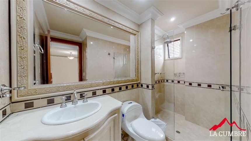 Apartamento de 4 alcobas en arriendo en Los Naranjos, Medellín, 434 m² · foto 9 de 11