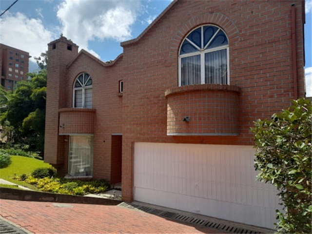 Casa Campestre en arriendo en Altos del poblado, Medellín en Cola Del Zorro