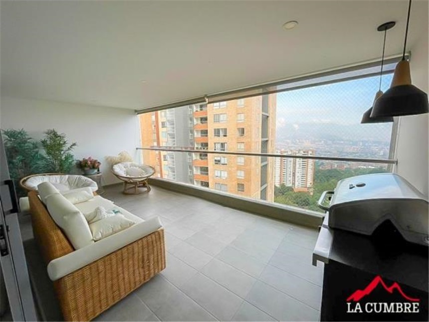 Apartamento de 3 alcobas en venta en Loma De Las Brujas, Envigado, 209 m² · foto 2 de 7