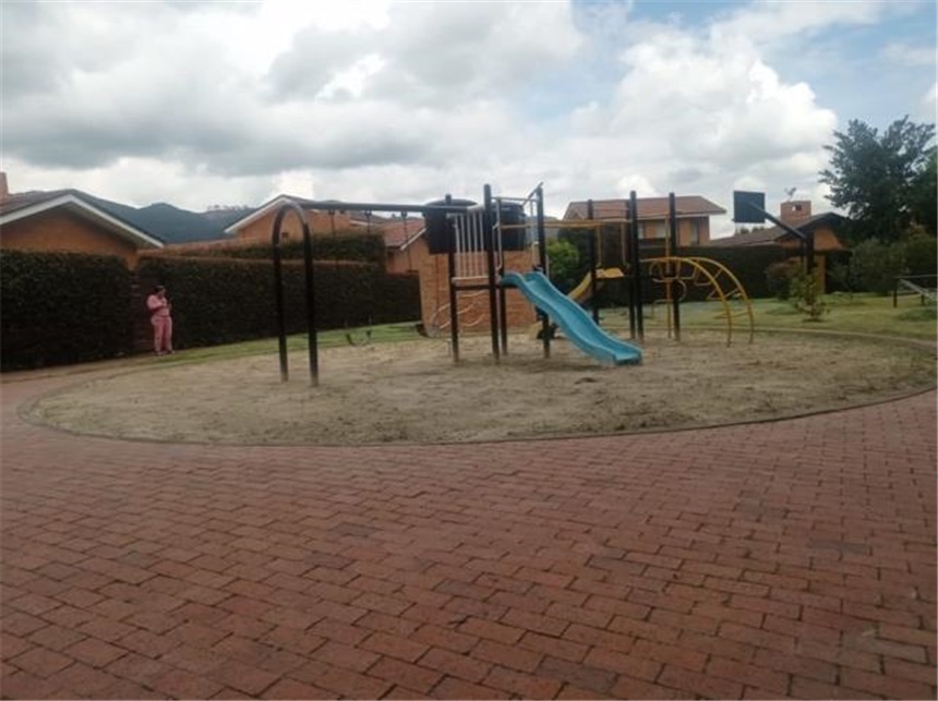 Casa de 3 alcobas en venta en Cr. Valles De Cajica, Cajicá, 889 m² · foto 1 de 24