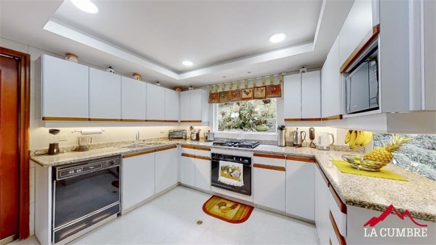 Casa de 4 alcobas en venta en Los Naranjos, Medellín, 400 m² · foto 9 de 18
