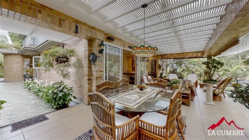 Casa de 4 alcobas en venta en Los Naranjos, Medellín, 400 m² · foto 3 de 18