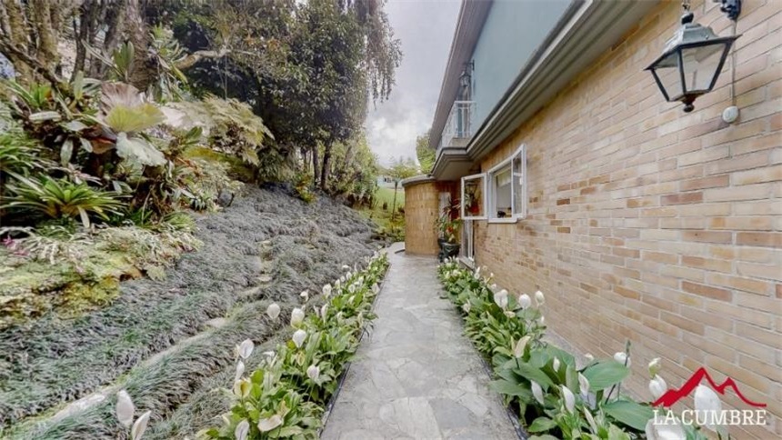 Casa de 4 alcobas en venta en Los Naranjos, Medellín, 400 m² · foto 2 de 18