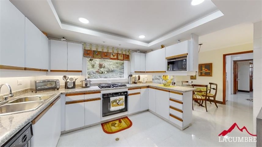 Casa de 4 alcobas en venta en Los Naranjos, Medellín, 400 m² · foto 8 de 18