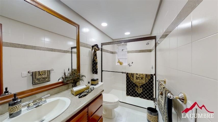 Casa de 4 alcobas en venta en Los Naranjos, Medellín, 400 m² · foto 18 de 18