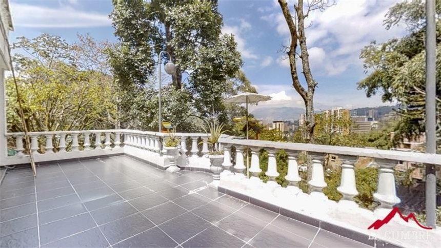 Casa de 3 alcobas en venta en El Tesoro, Medellín, 308 m² · foto 2 de 12