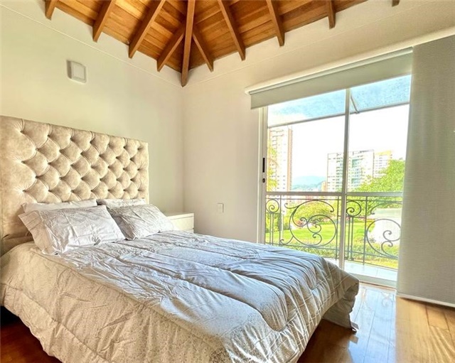 Casa de 5 alcobas en venta en El Tesoro, Medellín, 400 m² · foto 8 de 17