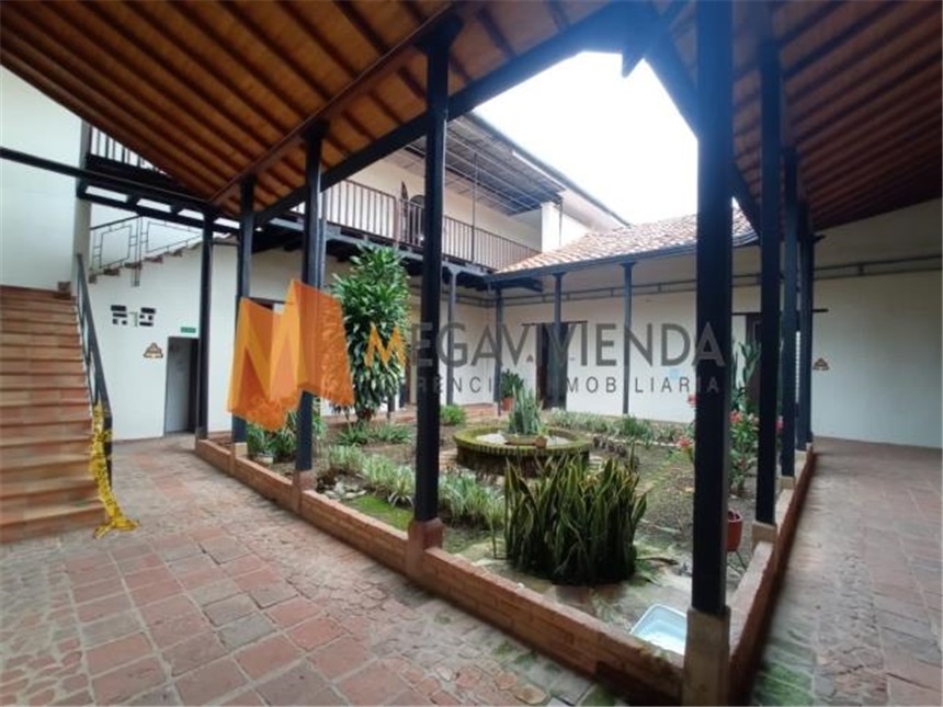Local en Arriendo - Más