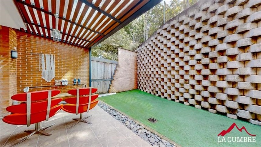 Casa de 3 alcobas en venta en Loma El Atravesado, Envigado, 219 m² · foto 2 de 12