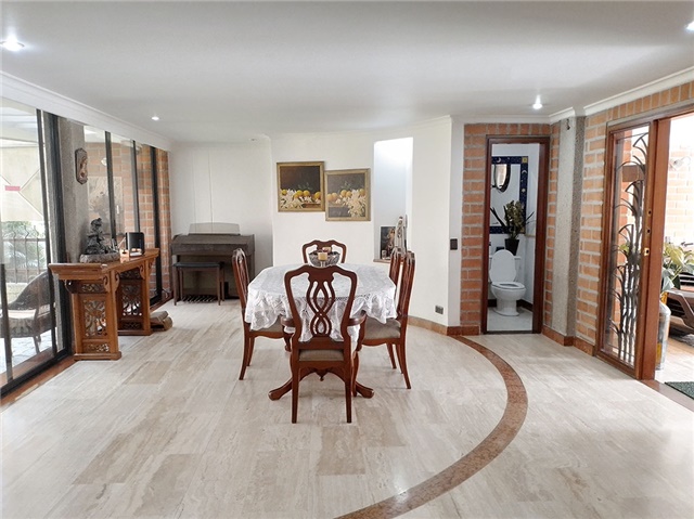 Casa de 5 alcobas en venta en Los Balsos No.2, Medellín, 280 m² · foto 2 de 19