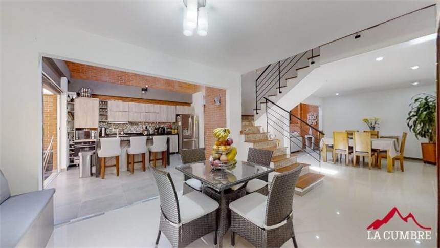 Casa de 3 alcobas en venta en Loma Benedictinos, Envigado, 240 m² · foto 4 de 12