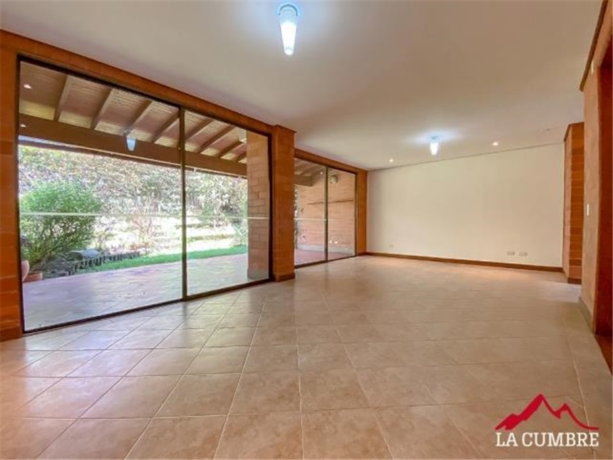 3BR House in Loma del Esmeraldal (220 m²) - 3