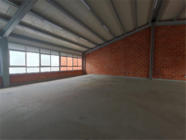 Local en Arriendo - Más