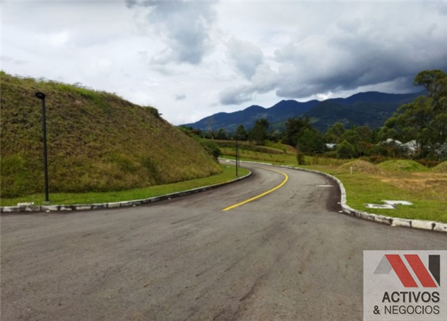 Lote en venta en El Tambo, La Ceja, 2518 m² · foto 2 de 8