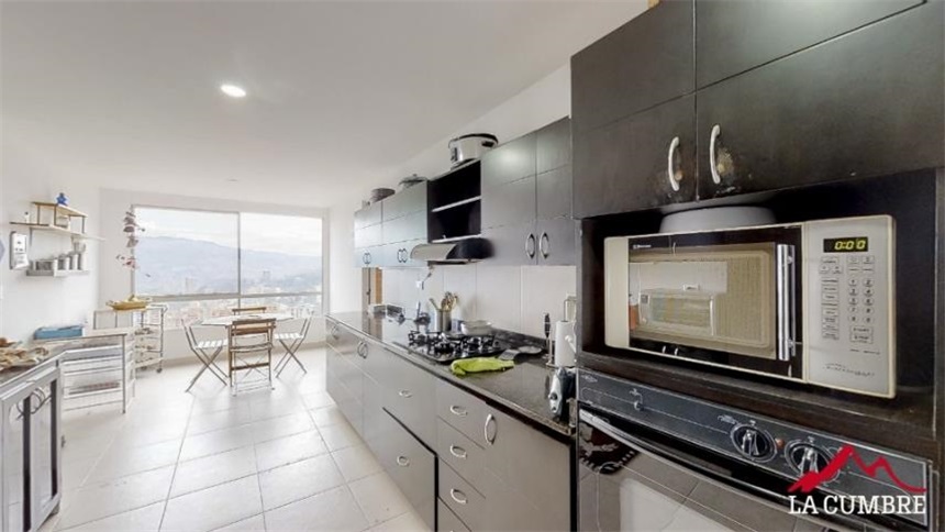 Apartamento de 3 alcobas en arriendo en El Tesoro, Medellín, 220 m² · foto 6 de 12