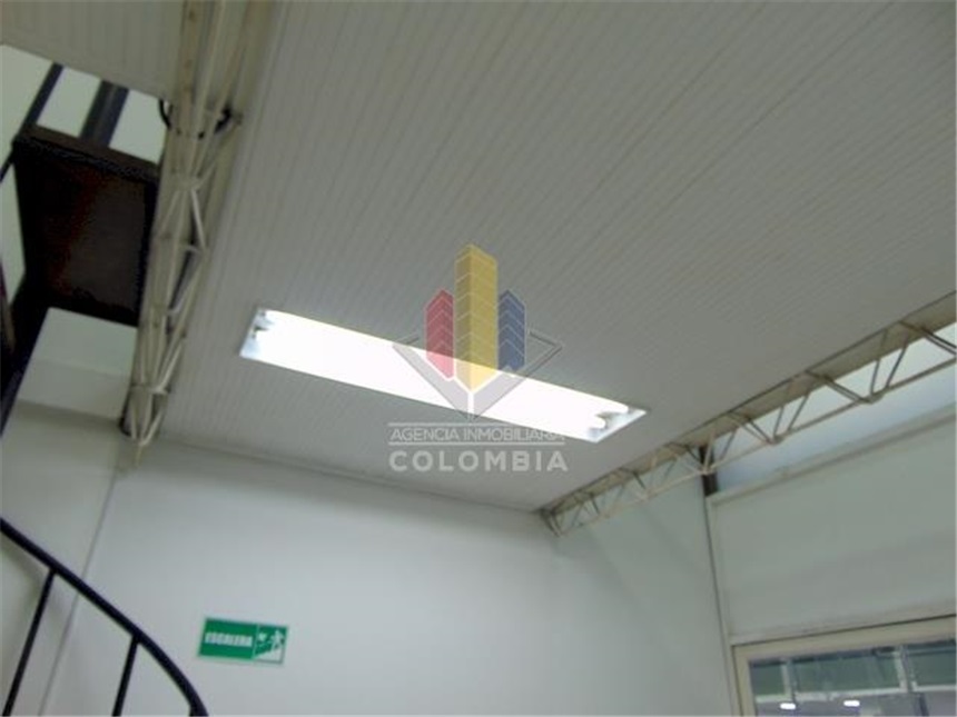 Local en Arriendo - Más