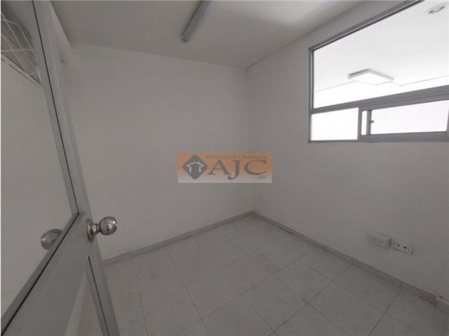 Local en Arriendo - Más