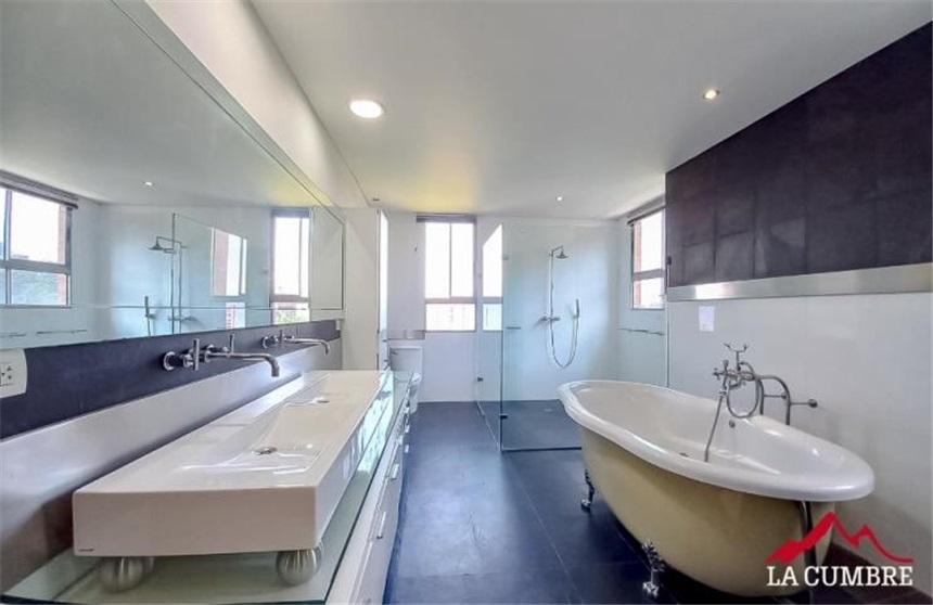 Apartamento de 6 alcobas en venta en Los Naranjos, Medellín, 725 m² · foto 15 de 16