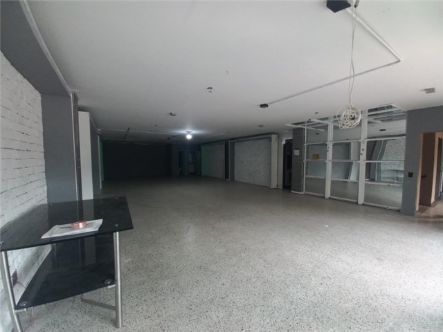 Local en Arriendo - Más