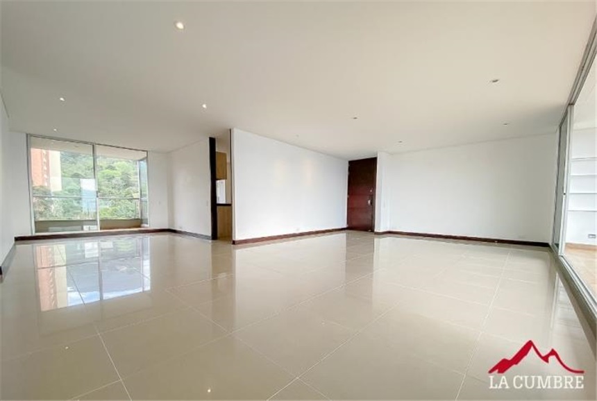 Apartamento de 3 alcobas en arriendo en El Tesoro, Medellín, 227 m² · foto 8 de 12