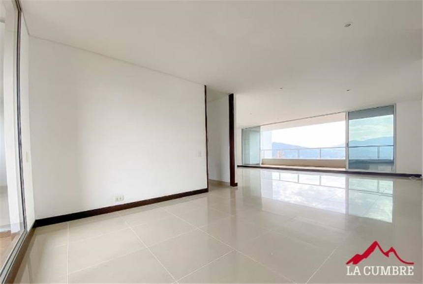 Apartamento de 3 alcobas en arriendo en El Tesoro, Medellín, 227 m² · foto 5 de 12