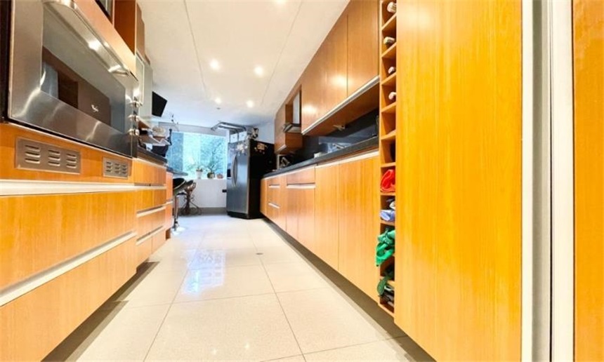 Apartamento de 3 alcobas en venta en El Retiro, Bogotá, 200 m² · foto 2 de 24