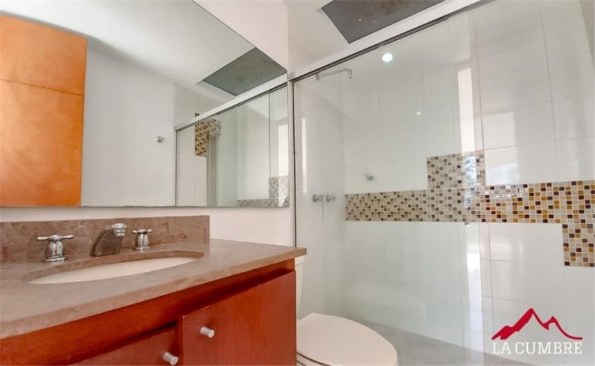 Casa de 4 alcobas en arriendo en Altos Del Poblado, Medellín, 220 m² · foto 8 de 12