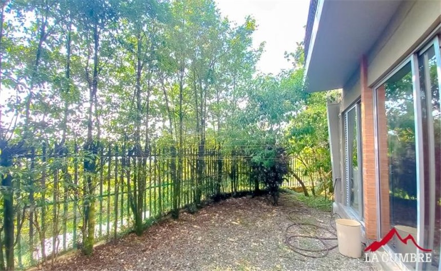 Casa de 4 alcobas en arriendo en Altos Del Poblado, Medellín, 220 m² · foto 2 de 12