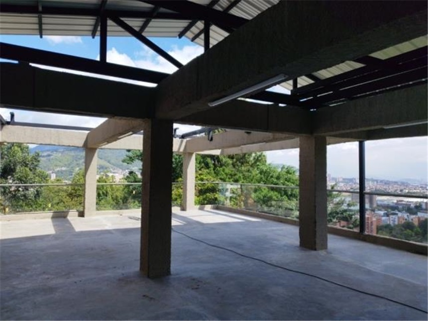Local en Arriendo - Más