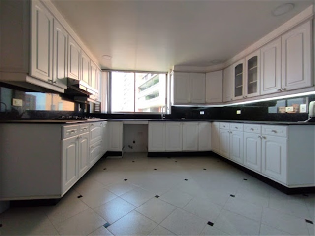 Apartamento de 3 alcobas en arriendo en La Florida, Medellín, 319 m² · foto 2 de 24