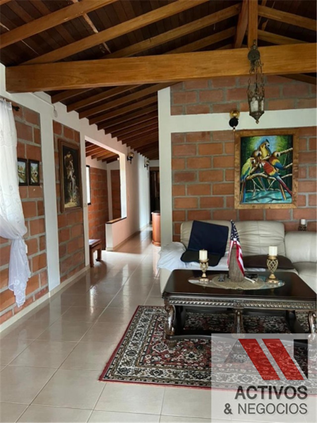 Casa de 8 alcobas en venta en La Clara, Guarne · foto 8 de 12