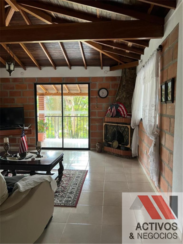 Casa de 8 alcobas en venta en La Clara, Guarne · foto 11 de 12