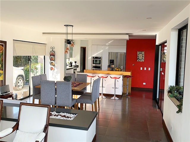 Casa de 4 alcobas en venta en Escobero, Envigado, 290 m² · foto 2 de 13