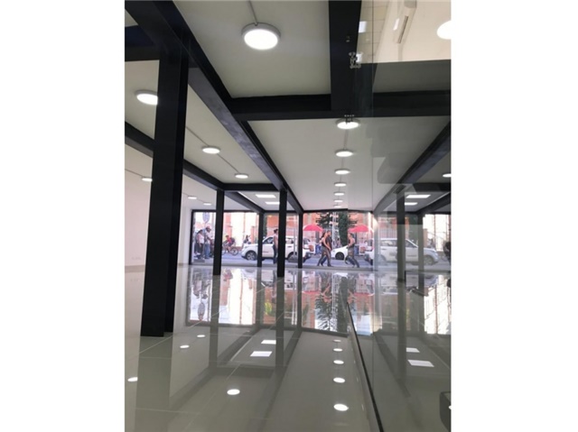 Local en Arriendo - Más