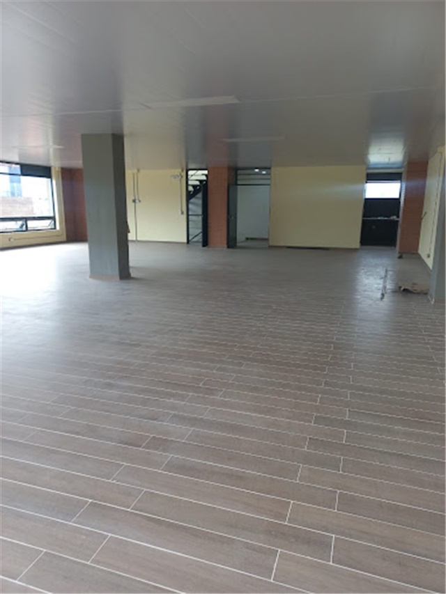 Local en Arriendo - Más