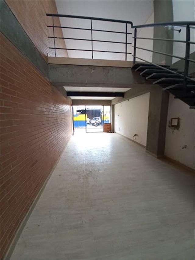 Local en Arriendo - Más