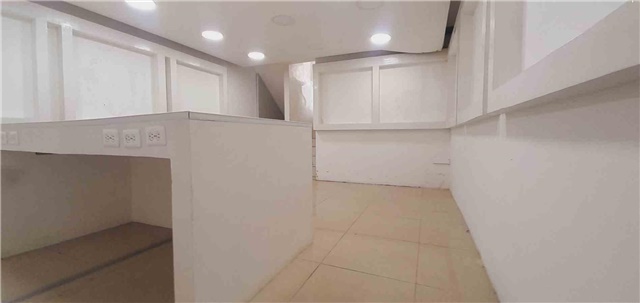 Local en Arriendo - Más