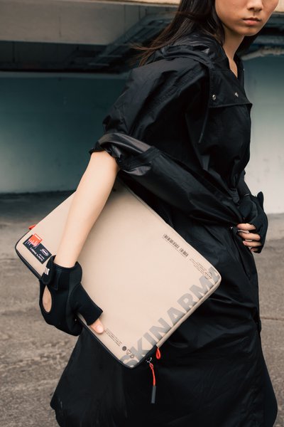 Laptop-Sleeve_Fardel_Ivory_Lifestyle_01.jpg