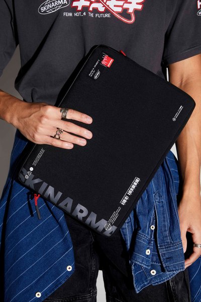 Laptop-Sleeve_Fardel_Black_Lifestyle_04.jpg