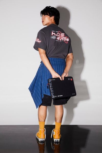 Laptop-Sleeve_Fardel_Black_Lifestyle_02.jpg