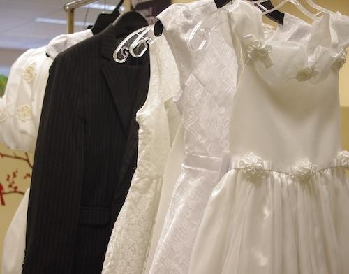 Arquidiócesis en EEUU recolecta cientos vestidos de primera comunión