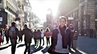 mulher caminhando na rua da cidade