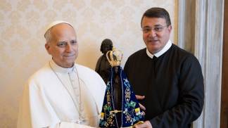 papa leao xiv recebe imagem de nossa senhora aparecida das maos de padre marlos aurelio c.ss.r.