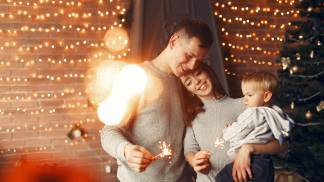 familia-em-casa-perto-da-arvore-de-natal_Easy-Resize.com