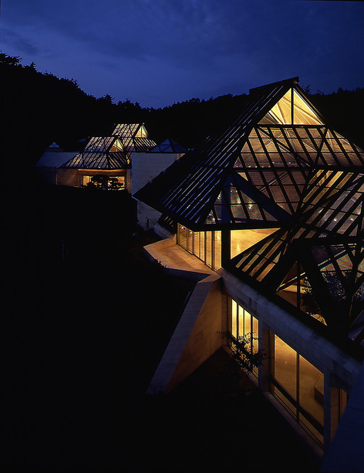 Night view of illuminated Miho Museum, Koka, Shiga Prefecture. Architecture: I. M. Pei. Copyright: Miho Museum. Lighting Design: Fisher Marantz Renfro Stone; Architectural Lighting Group. Image © Kiyohiko Higashide